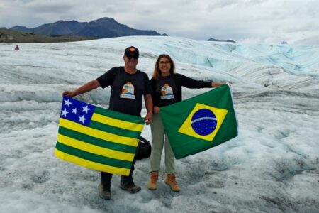 Casal que partiu de Goiânia em motorhome chega ao Alasca; veja imagens Após quase seis meses de viagem, Débora e Marquinhos realizaram o sonho