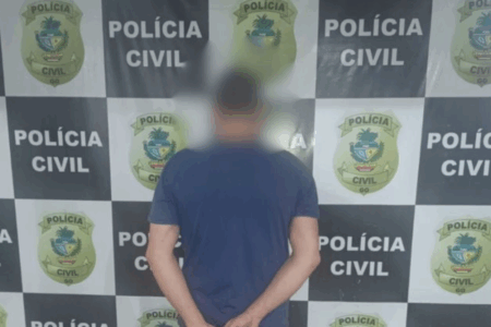 Imagem do agressor de costas com a nuca borrada