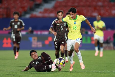 Brasil sai atrás no placar, se recupera, vira, mas sofre empate no fim