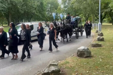 Homem morre após carregar o caixão com o corpo do filho em funeral Filho de Norman White morreu exatamente dez anos após ter gêmeos natimortos