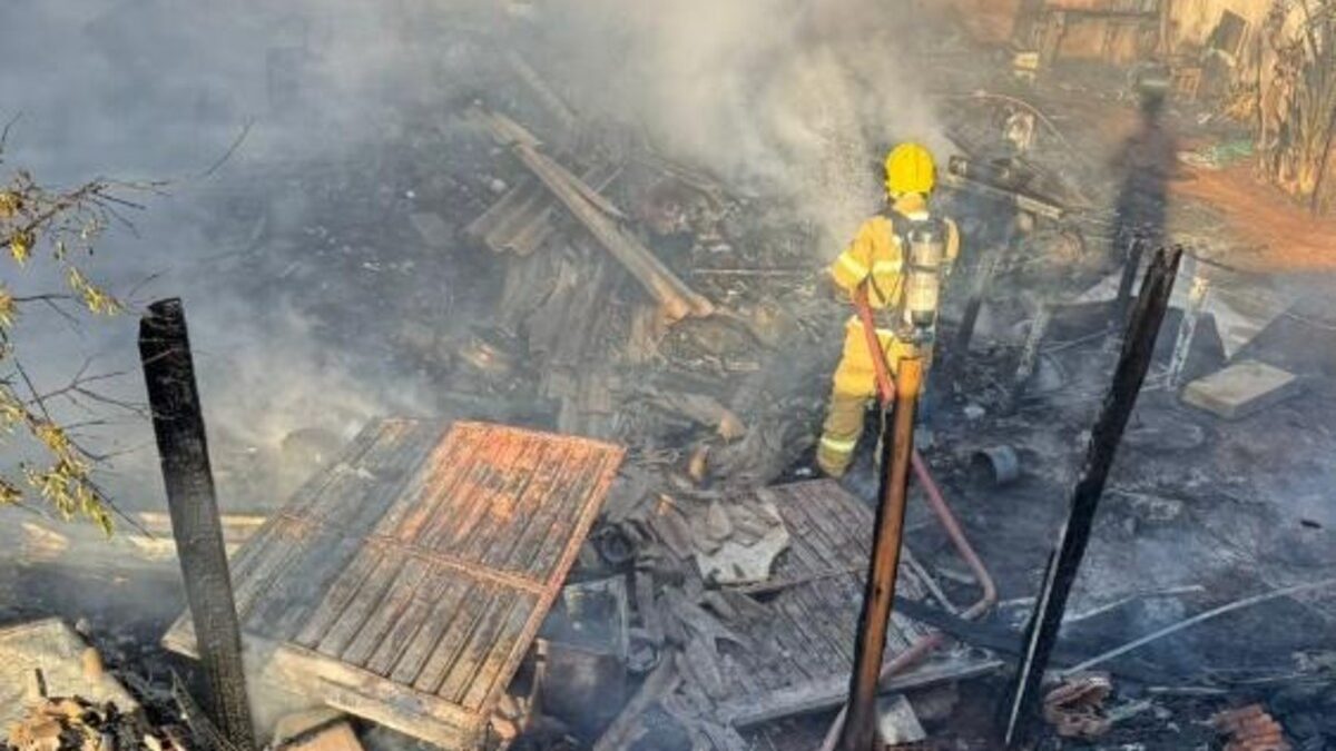 Teresópolis: irmãos são resgatados em incêndio em depósito clandestino de recicláveis