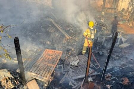 Teresópolis: irmãos são resgatados em incêndio em depósito clandestino de recicláveis