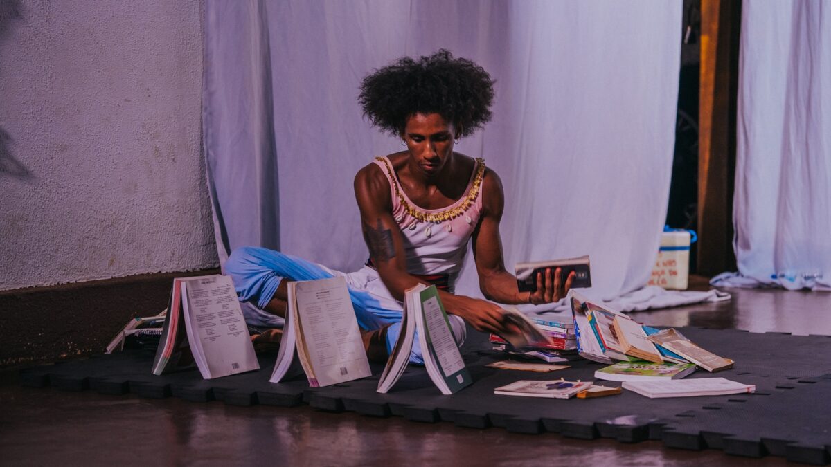 Espetáculo “Sob(re) a Pele” une circo e teatro em Goiânia com reflexões sobre o corpo negro