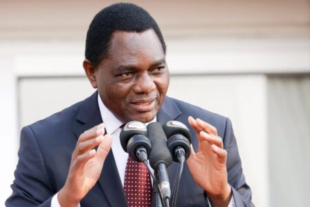 Homens são condenados após tentarem usar bruxaria para matar presidente da Zâmbia Camaleão vivo, pano vermelho, pó branco e rabo de animal