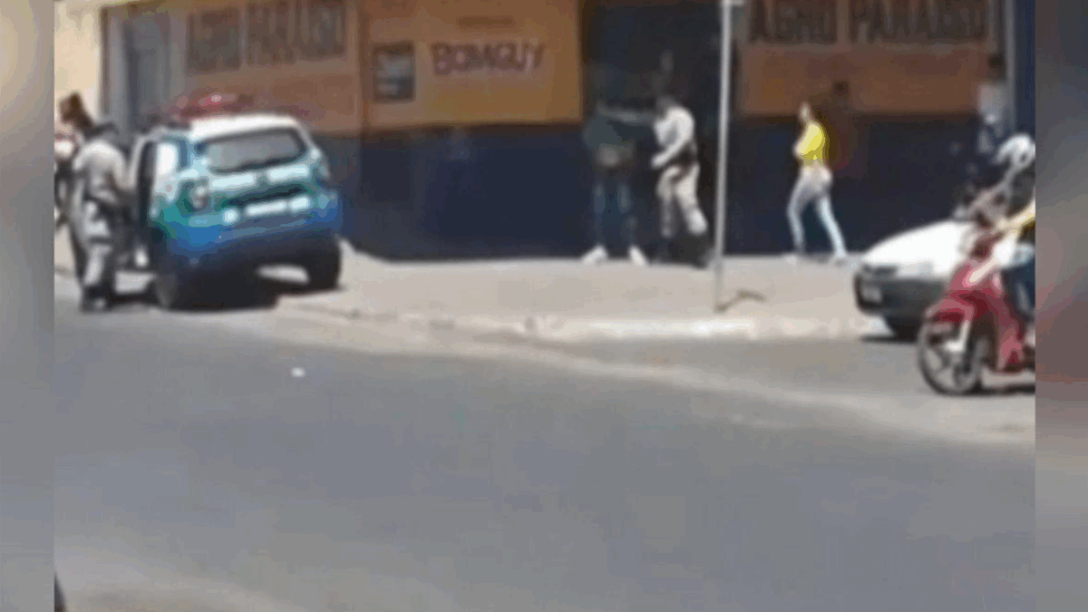 PM é flagrado dando tapa em mulher (Foto: Reprodução)