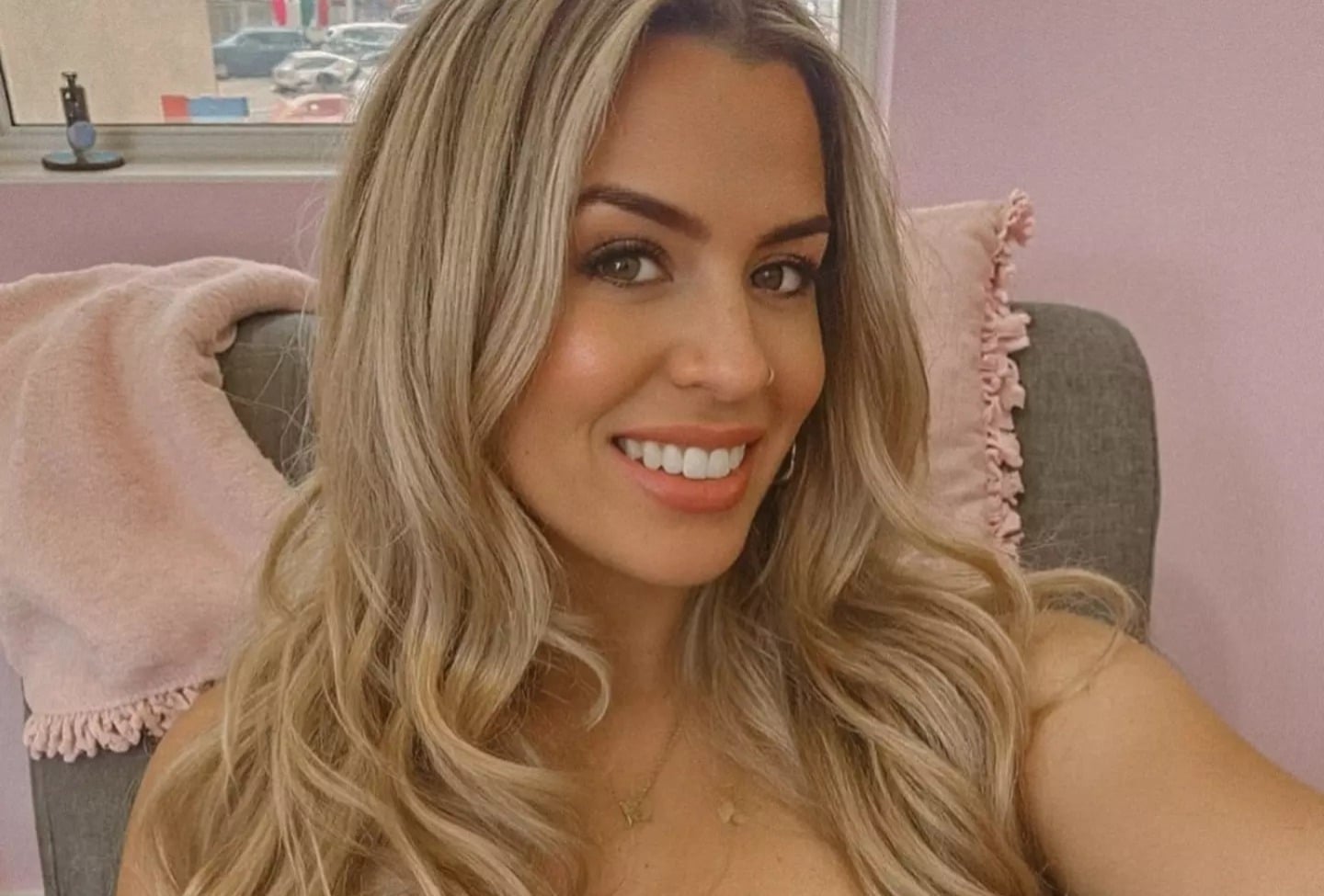 Modelo erótica do Onlyfans, Lucy Banks é denunciada à polícia