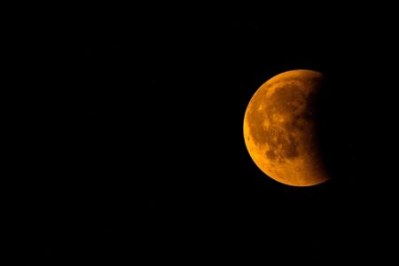 Lua de sangue: eclipse lunar total ocorre neste domingo