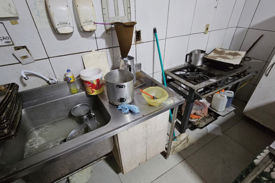 Padaria do Jardim Goiás é interditada com 50 kg de alimentos impróprios ao consumo