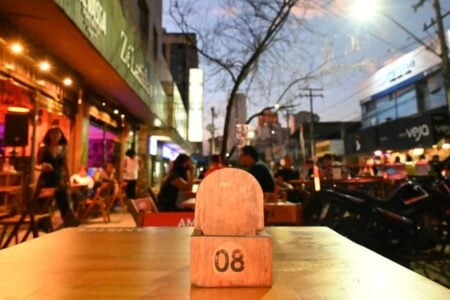 Lei pode liberar uso de calçadas a bares e restaurantes de Goiânia