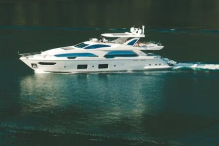 Iate de R$ 5 milhões naufraga minutos após viagem inaugural; vídeo Dolce Vento tombou na costa de Zonguldak, na Turquia