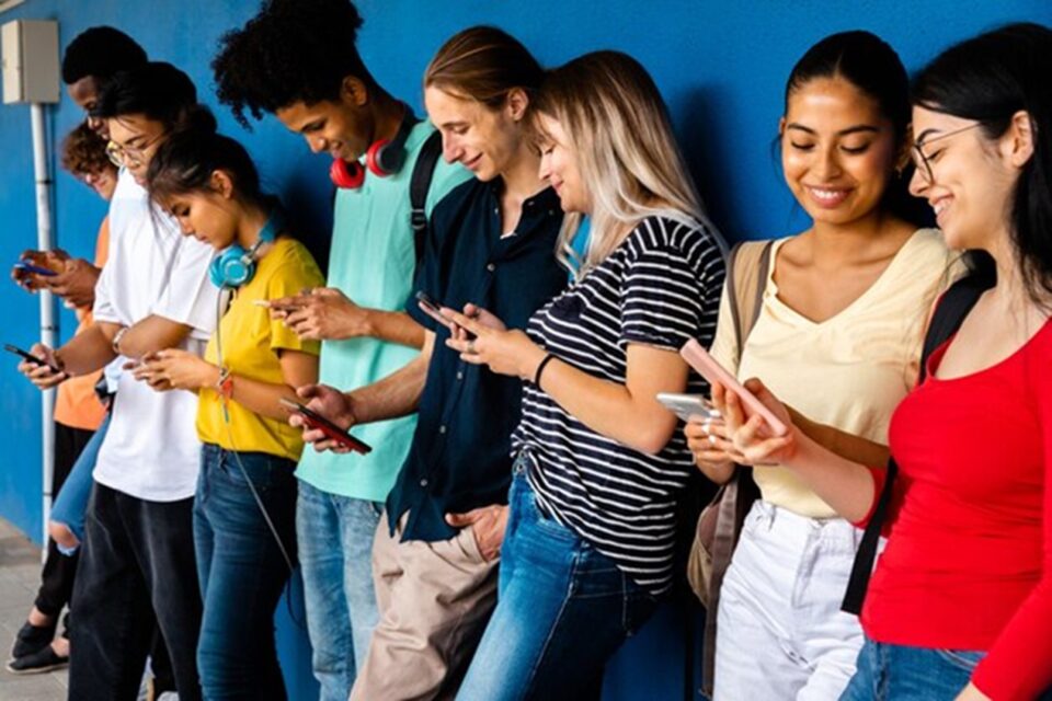7 em cada 10 alunos do ensino médio admitem já ter usado IA para trabalhos escolares 54% dos professores citam formação continuada