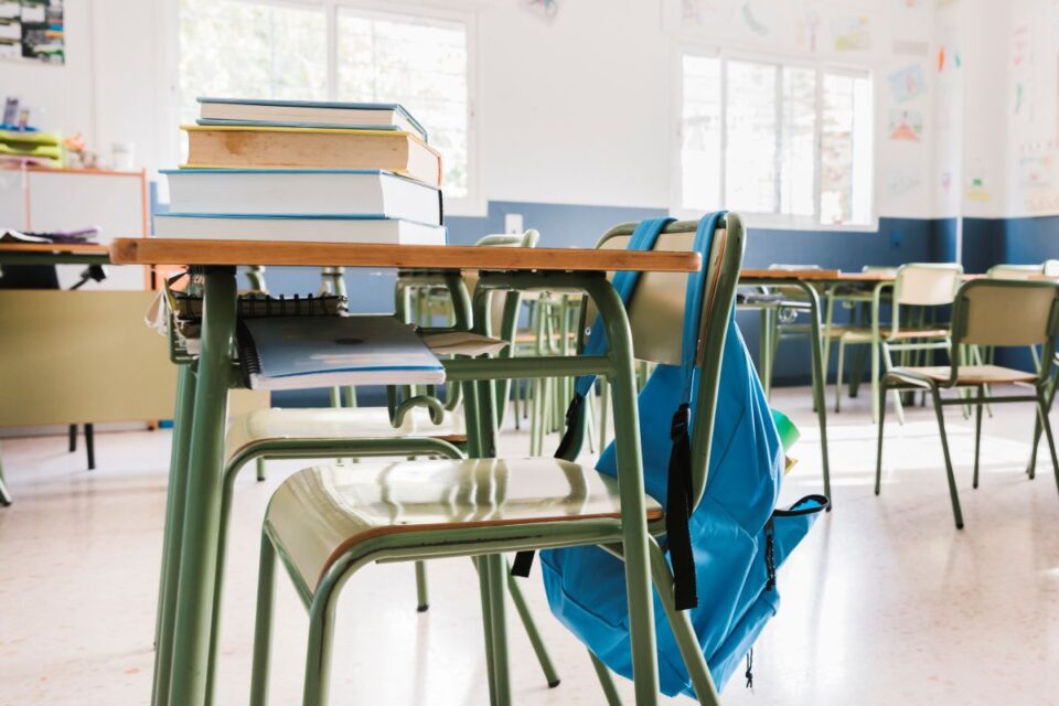 sala-de-aula-da-escola-com-livros-e-mochila