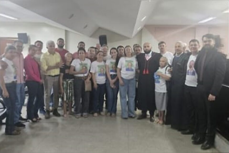 Imagem de familiares após a sentença