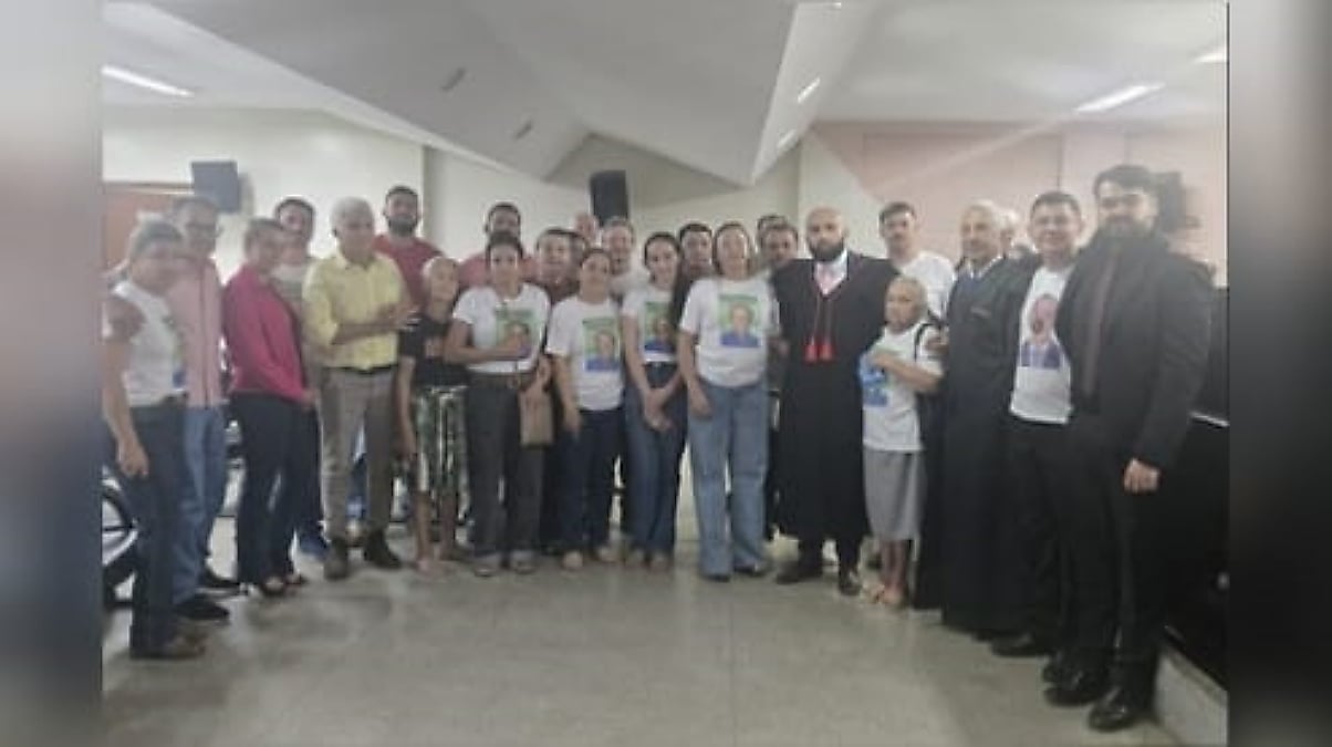 Imagem de familiares após a sentença