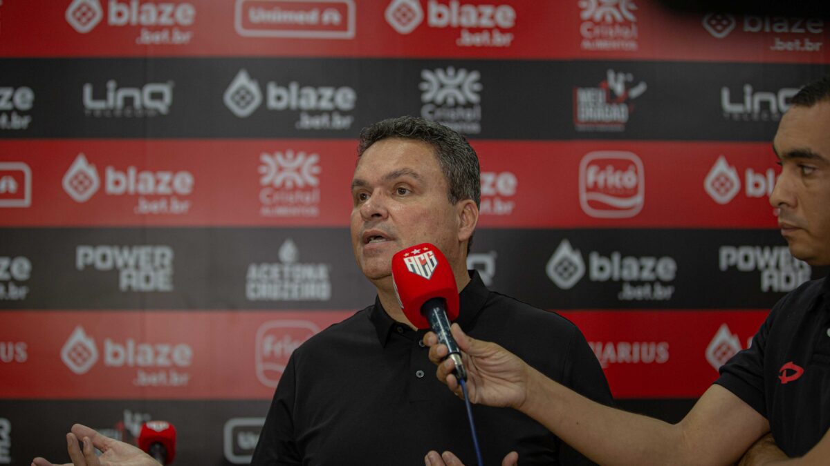 Adson Batista elogia postura da equipe diante o Avaí