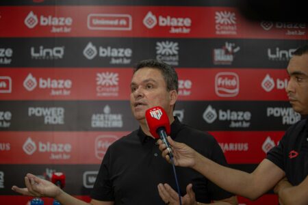 Adson Batista elogia postura da equipe diante o Avaí