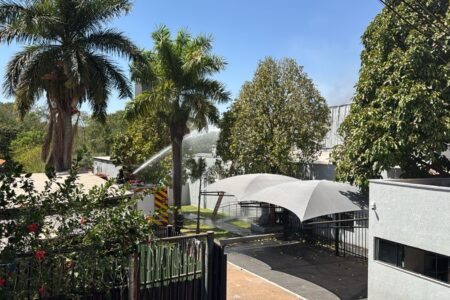 Bombeiros controlam incêndio que atingiu espaço de eventos no setor Jaó, em Goiânia