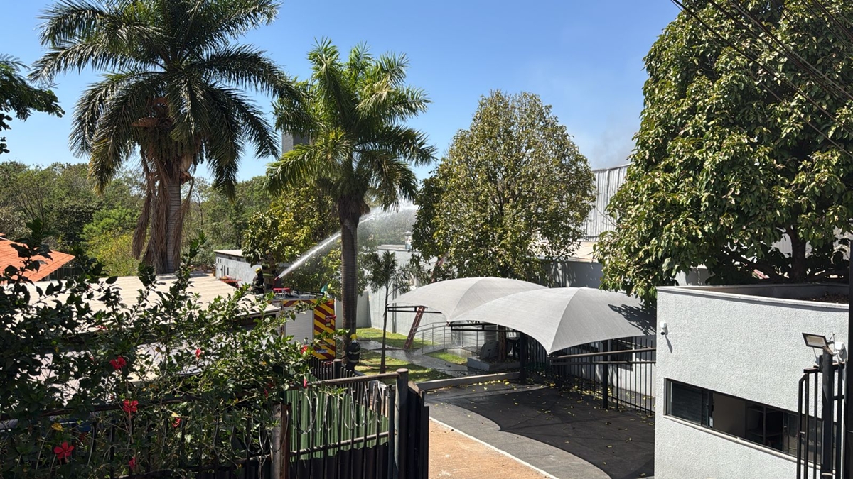 Bombeiros controlam incêndio que atingiu espaço de eventos no setor Jaó, em Goiânia