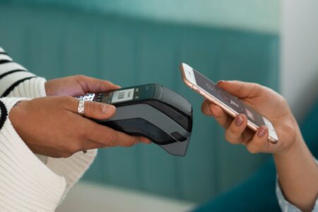 Golpe do toque fantasma rouba dados do cartão por aproximação como funciona Criminosos convencem vítima instalar aplicativo falso no celular