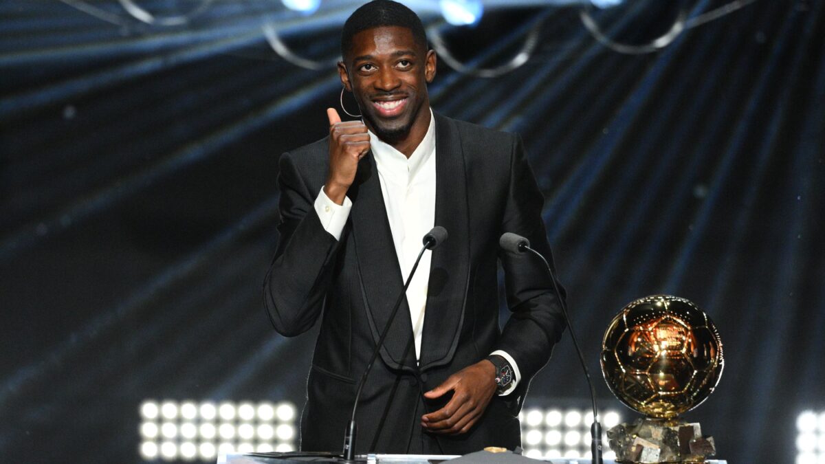 Ousmane Dembélé com o prêmio de Bola de Ouro