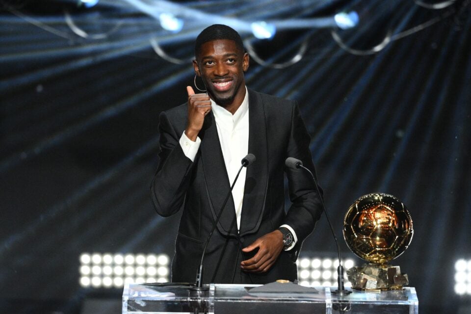 Ousmane Dembélé com o prêmio de Bola de Ouro