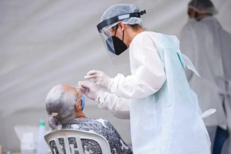Testes rápidos de Covid-19 passam a ser oferecidos em 75 unidades de saúde de Goiânia
