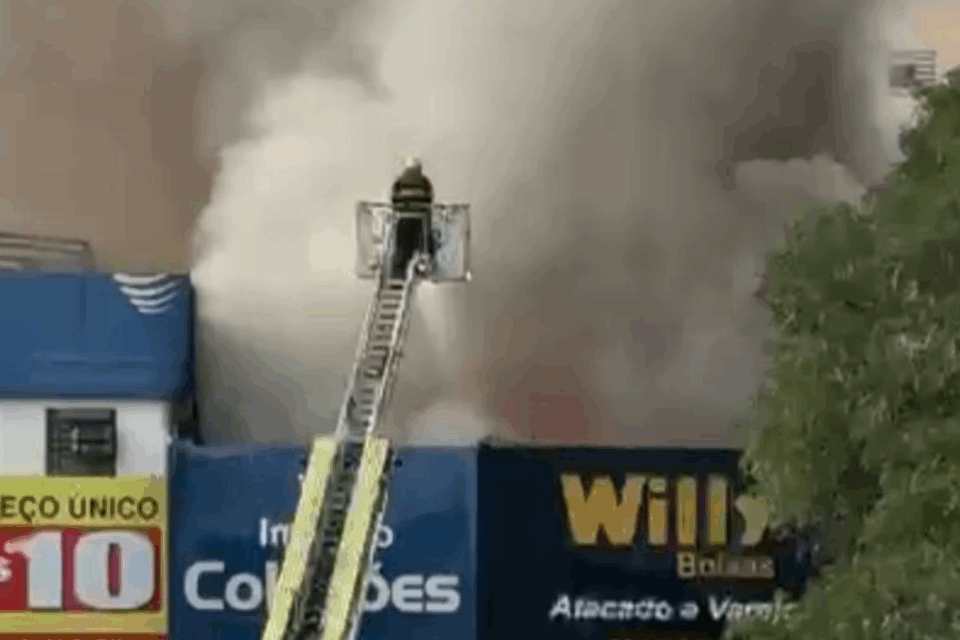 Incêndio atinge duas lojas na Avenida Anhanguera em Goiânia
