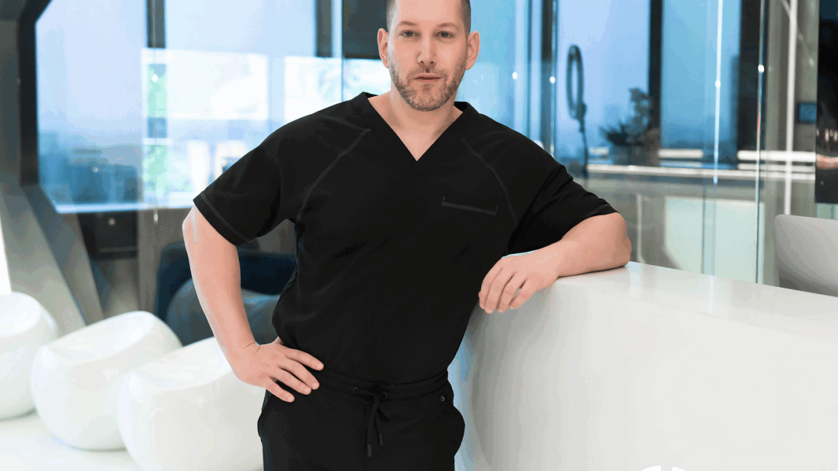 Médico de famosos revela quanto cobra por procedimento de aumento peniano Jason Emer é dono de uma clínica em West Hollywood