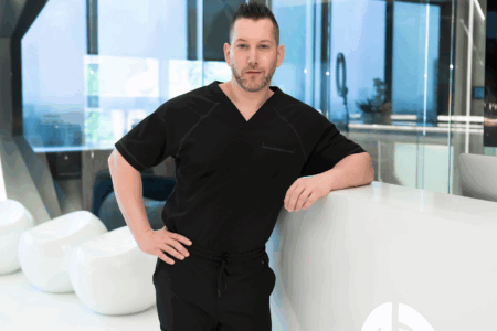 Médico de famosos revela quanto cobra por procedimento de aumento peniano Jason Emer é dono de uma clínica em West Hollywood