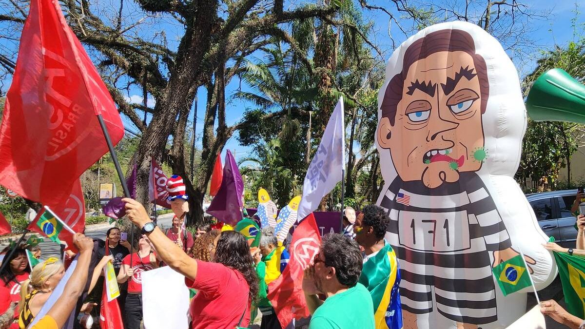 Integrantes do MTST protestam com cartazes, vuzulezas e boneco inflável de Bolsonaro presidiário em frente à sede do PL em São Paulo - Comunicação MTST