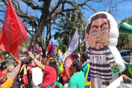 Apoiadores e opositores de Bolsonaro trocam empurrões em frente ao condomínio do ex-presidente boneco inflável de Bolsonaro com tornozeleira