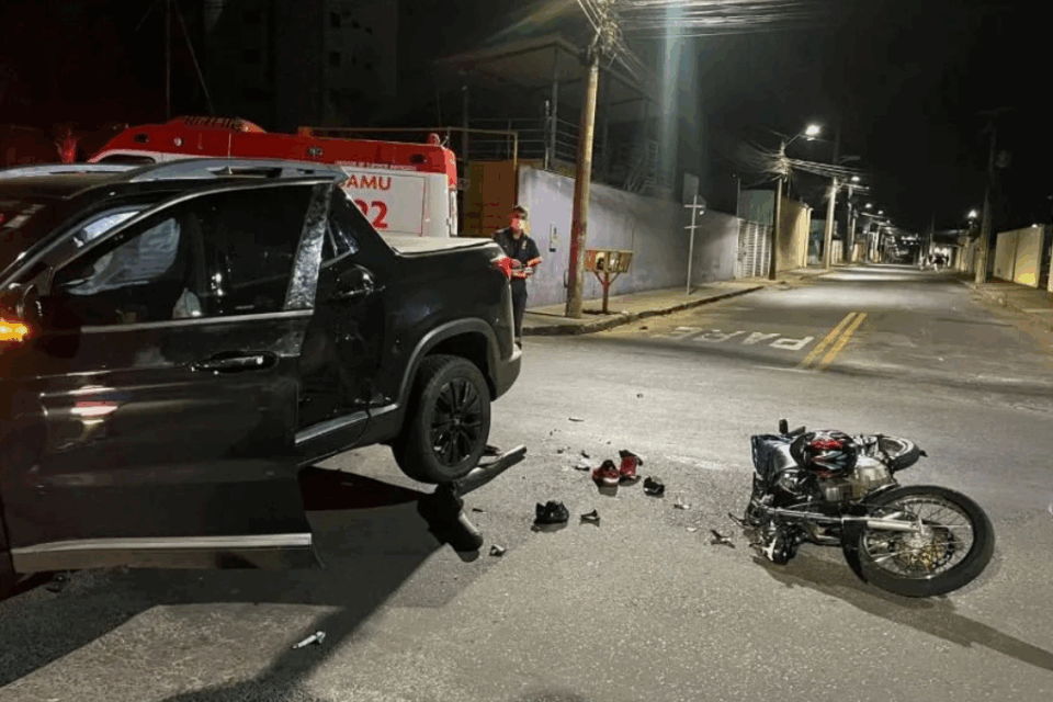Motociclista fica gravemente ferido após ser atingido por caminhonete durante conversão em Anápolis