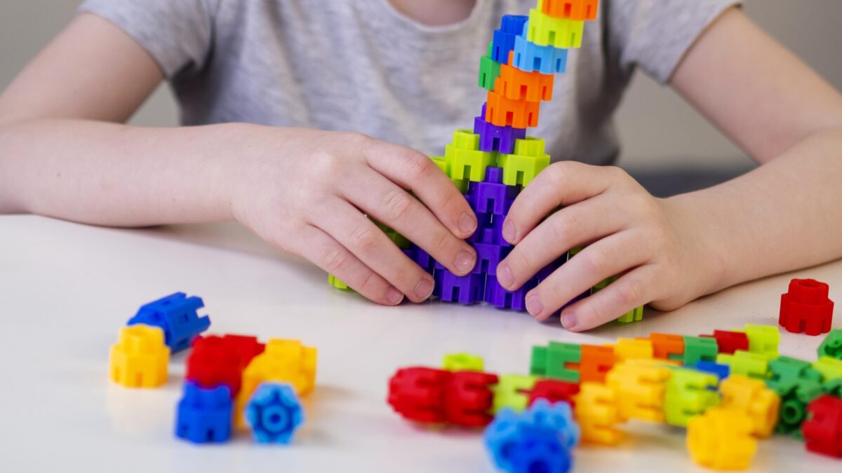 Projetos que beneficiam pessoas com Transtorno do Espectro Autista passam na Câmara de Goiânia