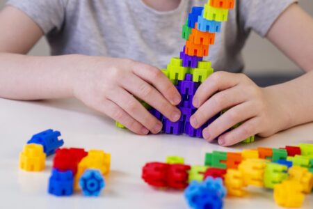 Justiça do DF condena clínica por maus-tratos a paciente autista