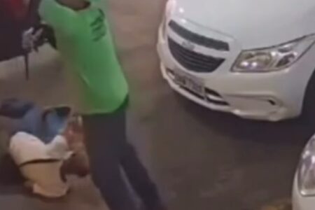 Idoso é agredido na porta de supermercado em Mineiros; vídeo Vítima foi atingida com uma bicicleta e também com chutes