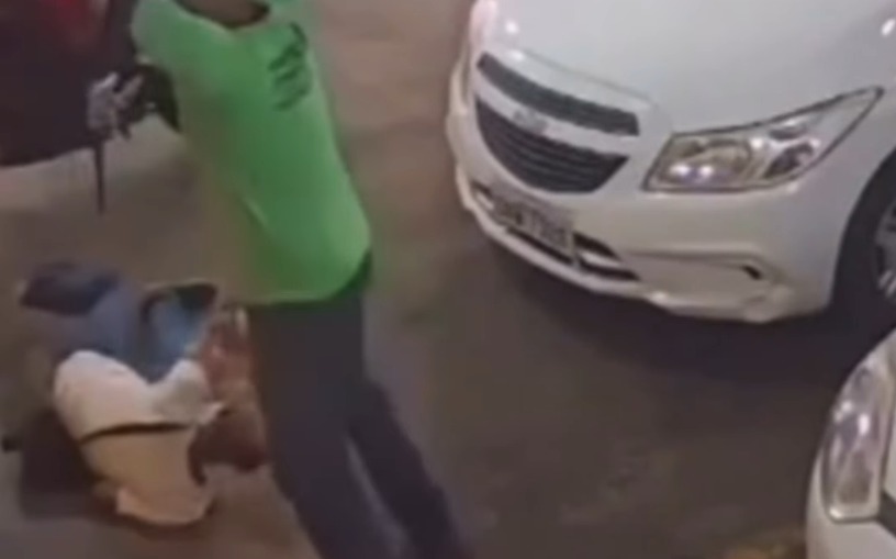 Idoso é agredido na porta de supermercado em Mineiros; vídeo Vítima foi atingida com uma bicicleta e também com chutes