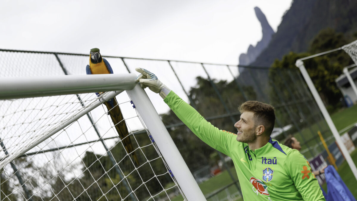 O goleiro Bento e uma arara-canindé