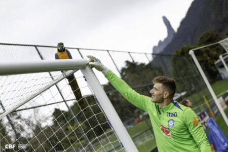 O goleiro Bento e uma arara-canindé