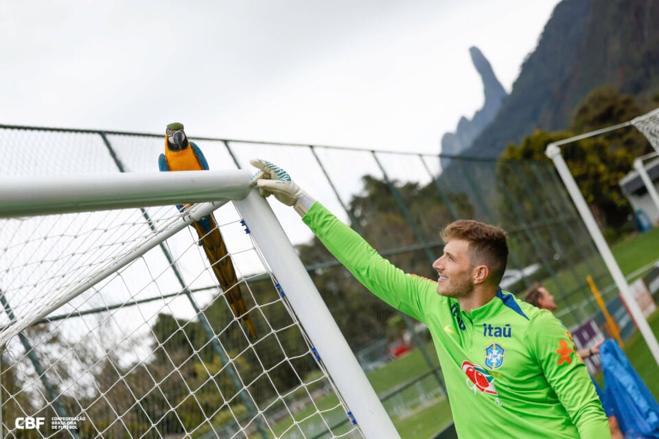 O goleiro Bento e uma arara-canindé