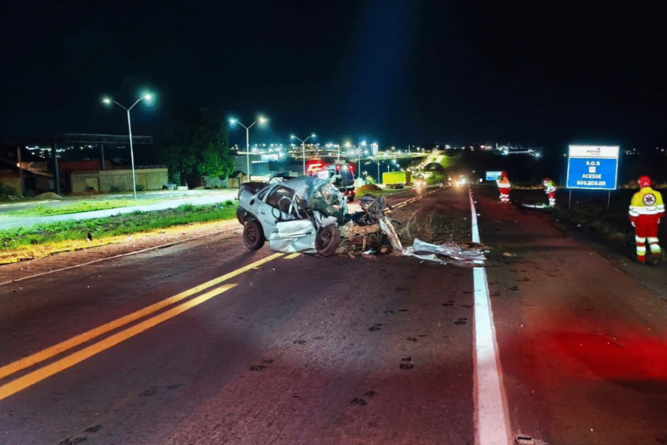 Motorista de 19 anos morre após bater de frente com caminhão na BR-153 em Jaraguá