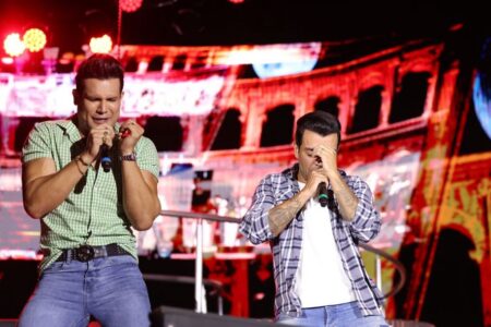 Israel Novaes e Thiago Brava gravam DVD em Goiânia com participações especiais