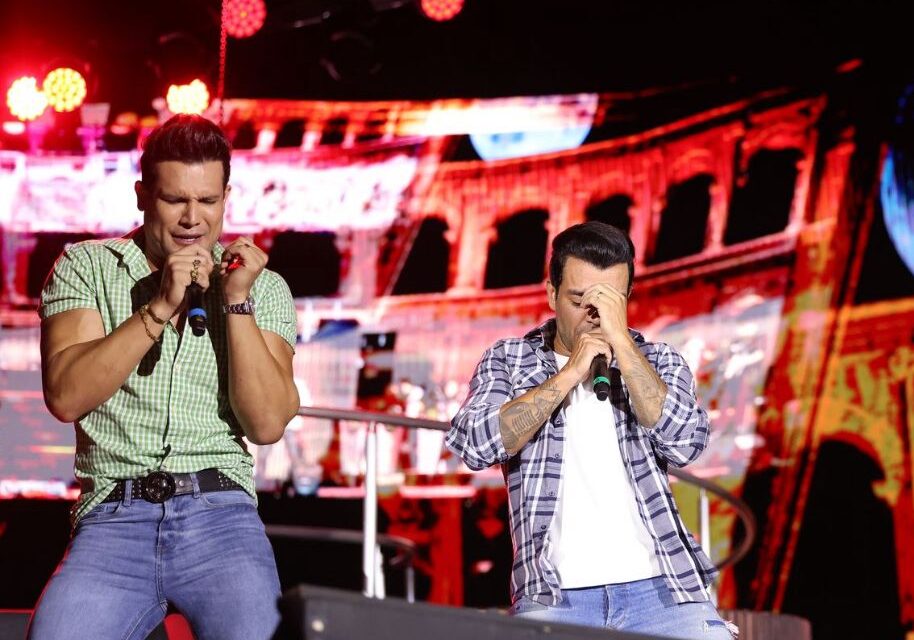 Israel Novaes e Thiago Brava gravam DVD em Goiânia com participações especiais
