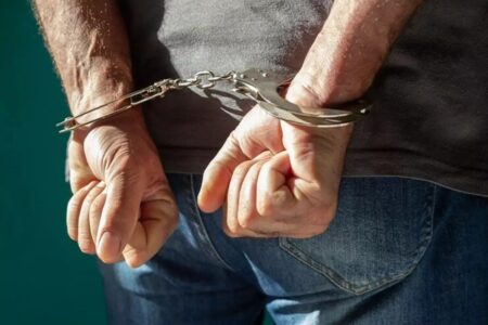 Indivíduo disse que iria "chuchar um ferro" nos agentes Homem é preso após desacatar PMs em Anápolis: "Policiais goianos são noiados"