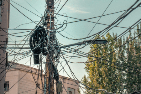 Imagem de fios de energia em um poste