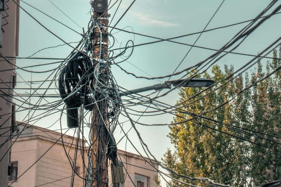 Imagem de fios de energia em um poste