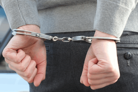 Imagem de uma pessoa com as mãos algemadas