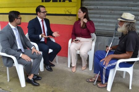 Juiz sai do fórum para atender homem em situação em situação de rua