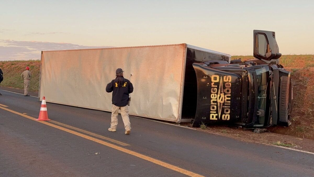 Caminhão da equipe de Rio Negro & Solimões se envolve em acidente na BR-369