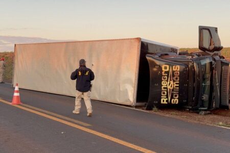 Caminhão da equipe de Rio Negro & Solimões se envolve em acidente na BR-369
