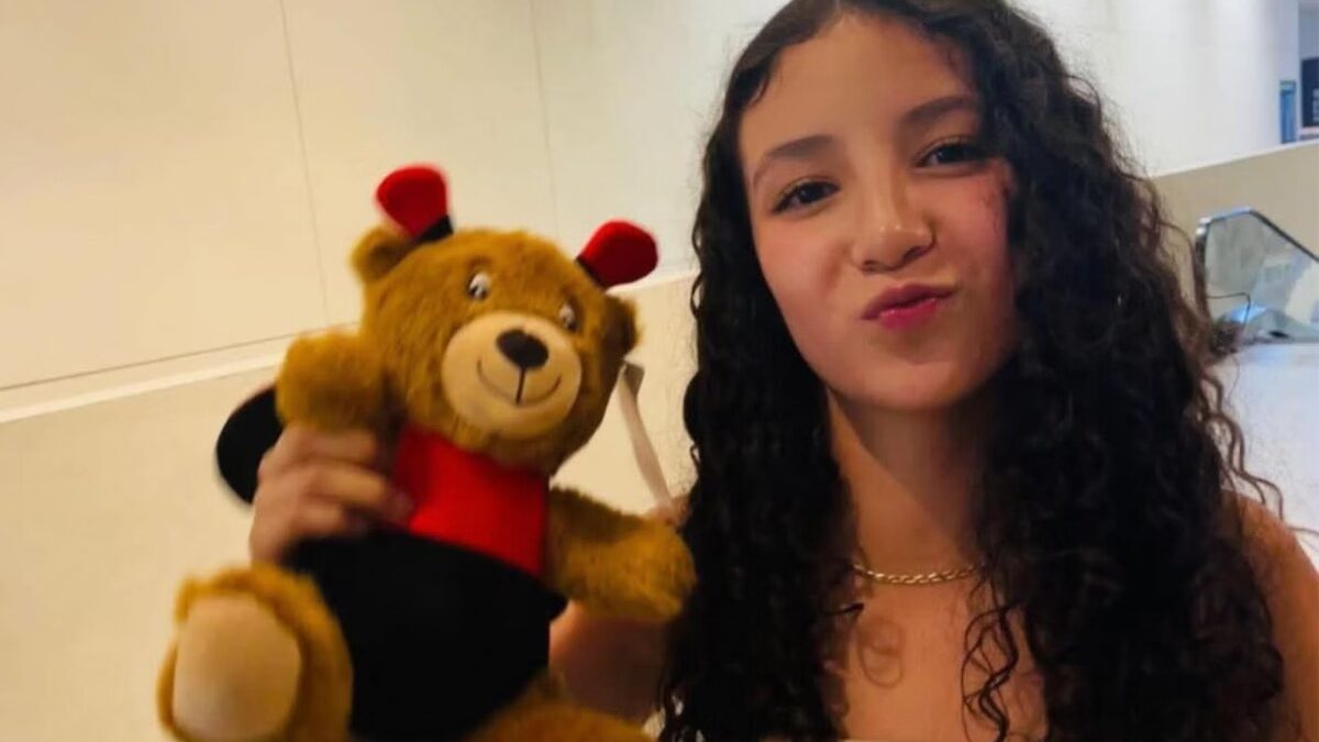 Pai da jovem não sabia sobre os procedimentos Cirurgião é suspenso após a morte de paciente de 14 anos submetida a lipo e implantes